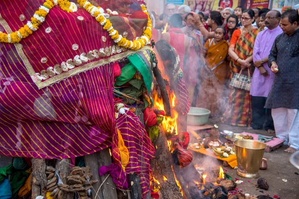 Amravati, Maharashtra, Indie, marzec - 1, 2018: niezidentyfikowani ludzie świętują Holika Dahan czcząc drewniane kłody lub kokosy. znany również jako festiwal kolorów Holi lub festiwal dzielenia się — Zdjęcie stockowe