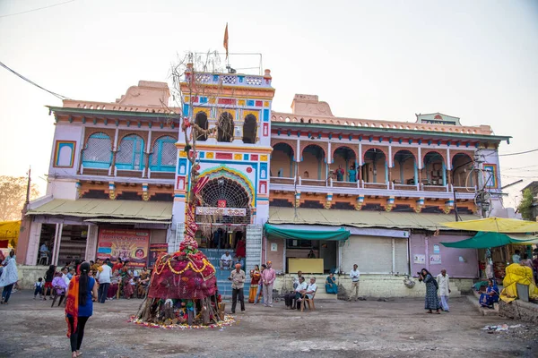 Amravati, Maharashtra, Індія, березень - 1, 2018: невідомі люди, що святкують Голіку Дахан, поклоняються деревам або кокосові горіхи. також відомий як фестиваль кольорів Холі або фестиваль спільного користування. — стокове фото