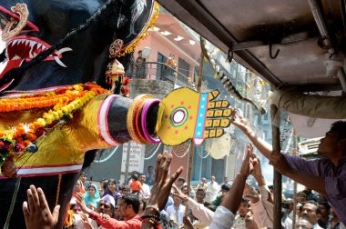 Nagpur, Maharashtra, Hindistan - 6 Eylül 2013: Marbat festivalini kutlayan kimliği belirsiz kalabalık şehri kötü ruhlardan korumak için. Sahnedeki kötü güçlerin heykelleri.