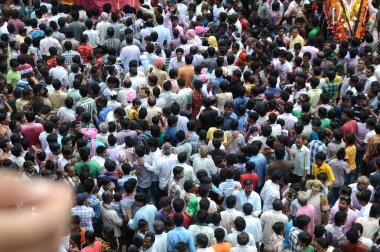 Nagpur, Maharashtra, Hindistan - 6 Eylül 2013: Marbat festivalini kutlayan kimliği belirsiz kalabalık şehri kötü ruhlardan korumak için. Sahnedeki kötü güçlerin heykelleri.