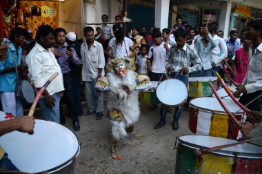 Nagpur, Maharashtra, Hindistan - 6 Eylül 2013: Marbat festivalini kutlayan kimliği belirsiz kalabalık şehri kötü ruhlardan korumak için. Sahnedeki kötü güçlerin heykelleri.