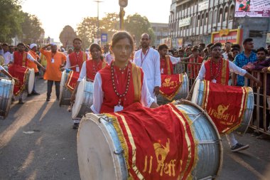 Amravati, Maharashtra, Hindistan - 27 Eylül 2018: Ganesha festivali sırasında Hindu Tanrısı Ganesha 'yı suya daldırmak için taşıyan tanımlanamayan inançlı insanlar. Yıllık festival.