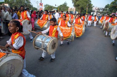 Amravati, Maharashtra, Hindistan - 27 Eylül 2018: Ganesha festivali sırasında Hindu Tanrısı Ganesha 'yı suya daldırmak için taşıyan tanımlanamayan inançlı insanlar. Yıllık festival.