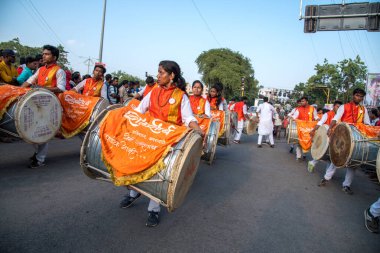 Amravati, Maharashtra, Hindistan - 27 Eylül 2018: Ganesha festivali sırasında Hindu Tanrısı Ganesha 'yı suya daldırmak için taşıyan tanımlanamayan inançlı insanlar. Yıllık festival.