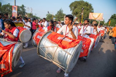 Amravati, Maharashtra, Hindistan - 27 Eylül 2018: Ganesha festivali sırasında Hindu Tanrısı Ganesha 'yı suya daldırmak için taşıyan tanımlanamayan inançlı insanlar. Yıllık festival.