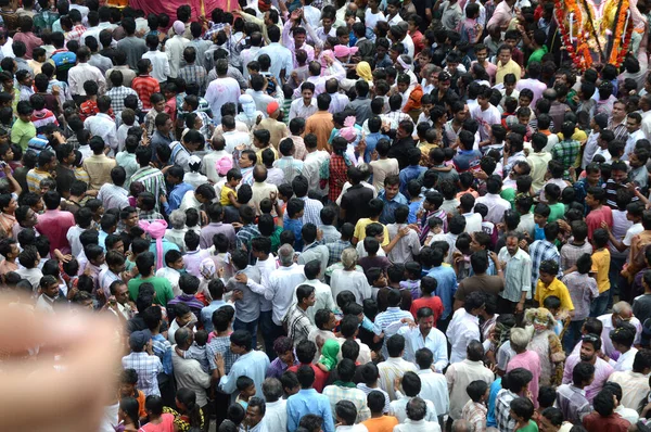 Nagpur, Maharashtra, Indien- 6 September 2013: Publiken av oidentifierade människor firar Marbat festivalen för att skydda staden från onda andar. Statyerna procession av onda krafter på trädet — Stockfoto