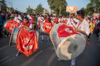 Amravati, Maharashtra, Hindistan - 27 Eylül 2018: Ganesha festivali sırasında Hindu Tanrısı Ganesha 'yı suya daldırmak için taşıyan tanımlanamayan inançlı insanlar. Yıllık festival.