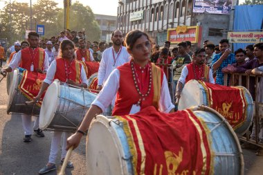 Amravati, Maharashtra, Hindistan - 27 Eylül 2018: Ganesha festivali sırasında Hindu Tanrısı Ganesha 'yı suya daldırmak için taşıyan tanımlanamayan inançlı insanlar. Yıllık festival.