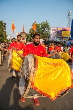 Amravati, Maharashtra, Hindistan - 27 Eylül 2018: Ganesha festivali sırasında Hindu Tanrısı Ganesha 'yı suya daldırmak için taşıyan tanımlanamayan inançlı insanlar. Yıllık festival.
