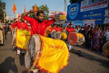 Amravati, Maharashtra, Hindistan - 27 Eylül 2018: Ganesha festivali sırasında Hindu Tanrısı Ganesha 'yı suya daldırmak için taşıyan tanımlanamayan inançlı insanlar. Yıllık festival.