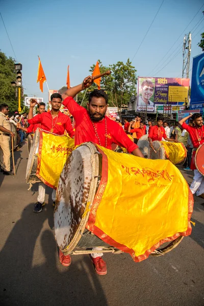 Amravati, Maharashtra, Hindistan - 27 Eylül 2018: Ganesha festivali sırasında Hindu Tanrısı Ganesha 'yı suya daldırmak için taşıyan tanımlanamayan inançlı insanlar. Yıllık festival. — Stok fotoğraf