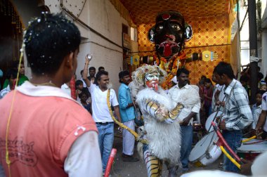 Nagpur, Maharashtra, Hindistan - 6 Eylül 2013: Marbat festivalini kutlayan kimliği belirsiz kalabalık şehri kötü ruhlardan korumak için. Sahnedeki kötü güçlerin heykelleri.