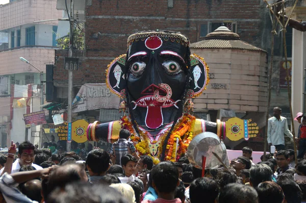 NAGPUR, MAHARASHTRA, INDIA- 6 SEPTEMBER 2013: The crowd of unidentified people celebrating the Marbat festival to protect the city from evil spirits. The statues procession of evil forces on the stree — Stock Photo, Image