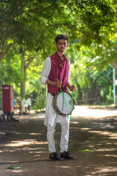 AMRAVATI, MAHARASHTRA, INDIA - 24 DE SEPTIEMBRE: Grupo no identificado de jóvenes celebrando el Festival en el parque tocando la batería con música . —  Fotos de Stock