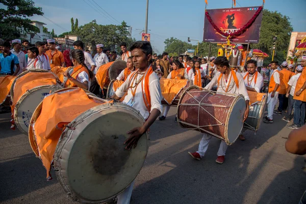 Amravati, Maharashtra, Hindistan - 27 Eylül 2018: Ganesha festivali sırasında Hindu Tanrısı Ganesha 'yı suya daldırmak için taşıyan tanımlanamayan inançlı insanlar. Yıllık festival. — Stok fotoğraf