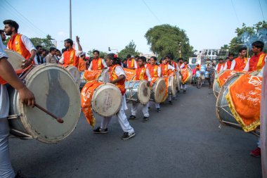 Amravati, Maharashtra, Hindistan - 27 Eylül 2018: Ganesha festivali sırasında Hindu Tanrısı Ganesha 'yı suya daldırmak için taşıyan tanımlanamayan inançlı insanlar. Yıllık festival.