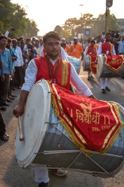Amravati, Maharashtra, Hindistan - 27 Eylül 2018: Ganesha festivali sırasında Hindu Tanrısı Ganesha 'yı suya daldırmak için taşıyan tanımlanamayan inançlı insanlar. Yıllık festival.