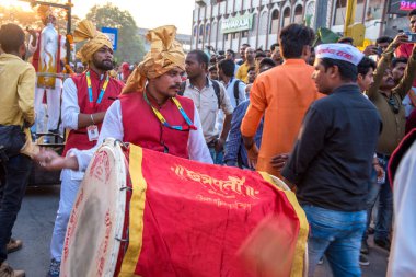 Amravati, Maharashtra, Hindistan - 27 Eylül 2018: Ganesha festivali sırasında Hindu Tanrısı Ganesha 'yı suya daldırmak için taşıyan tanımlanamayan inançlı insanlar. Yıllık festival.