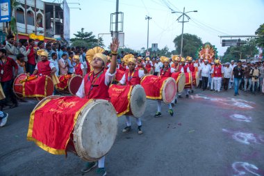 Amravati, Maharashtra, Hindistan - 27 Eylül 2018: Ganesha festivali sırasında Hindu Tanrısı Ganesha 'yı suya daldırmak için taşıyan tanımlanamayan inançlı insanlar. Yıllık festival.