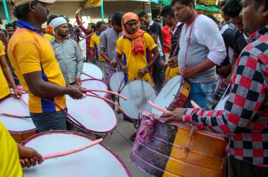 Amravati, Maharashtra, Hindistan - 27 Eylül 2018: Ganesha festivali sırasında Hindu Tanrısı Ganesha 'yı suya daldırmak için taşıyan tanımlanamayan inançlı insanlar. Yıllık festival.