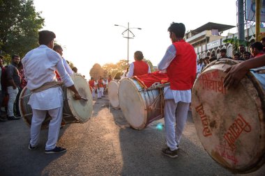 Amravati, Maharashtra, Hindistan - 27 Eylül 2018: Ganesha festivali sırasında Hindu Tanrısı Ganesha 'yı suya daldırmak için taşıyan tanımlanamayan inançlı insanlar. Yıllık festival.