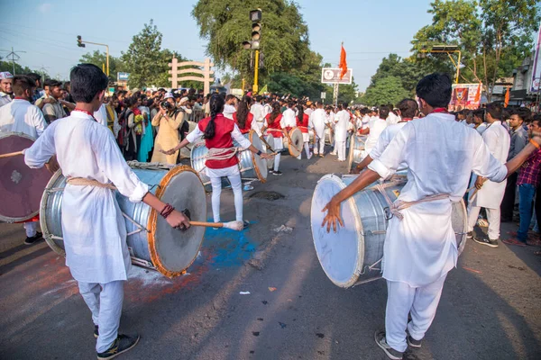 Amravati, Maháráštra, Indie - 27. září 2018: Neidentifikovaní věrní lidé nesoucí hinduistického boha Ganéšu k ponoření u vodních útvarů během festivalu v Ganeše. Výroční festival. — Stock fotografie