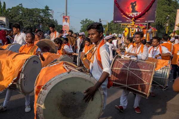 Amravati, Maharashtra, Hindistan - 27 Eylül 2018: Ganesha festivali sırasında Hindu Tanrısı Ganesha 'yı suya daldırmak için taşıyan tanımlanamayan inançlı insanlar. Yıllık festival. — Stok fotoğraf