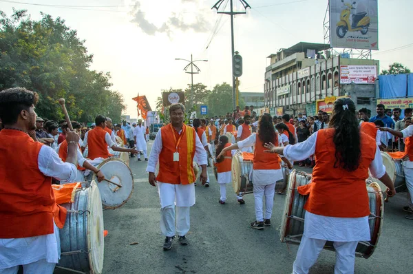 AMRAVATI, MAHARASHTRA, INDIA - 27 DE SETEMBRO DE 2018: Pessoas fiéis não identificadas carregando Deus Hindu Ganesha para imersão perto de corpos d 'água durante o festival de Ganesha. Festival anual . — Fotografia de Stock