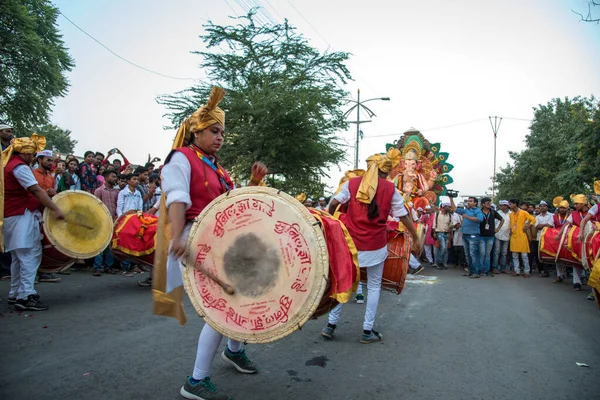 AMRAVATI, MAHARASHTRA, INDIA - 27 DE SETEMBRO DE 2018: Pessoas fiéis não identificadas carregando Deus Hindu Ganesha para imersão perto de corpos d 'água durante o festival de Ganesha. Festival anual . — Fotografia de Stock