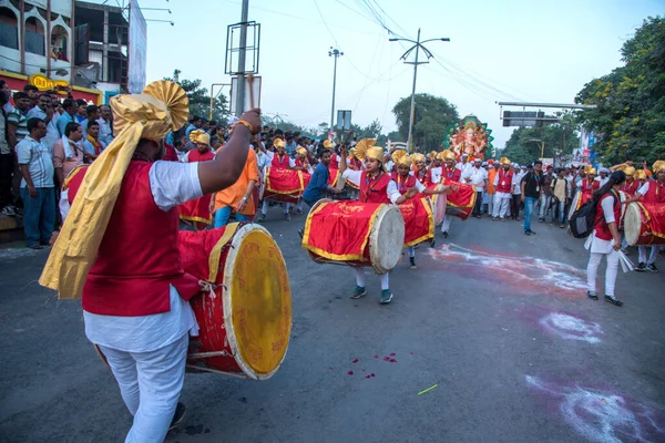 Amravati, Maháráštra, Indie - 27. září 2018: Neidentifikovaní věrní lidé nesoucí hinduistického boha Ganéšu k ponoření u vodních útvarů během festivalu v Ganeše. Výroční festival. — Stock fotografie