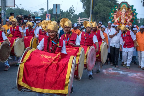 インド、マハラシュトラ州アムラヴァティ – 2018年9月27日:ガンシャ祭りの期間中、ヒンドゥ教の神ガネーシャを水の近くに没入させるために運んでいる未確認の忠実な人々。例祭. — ストック写真