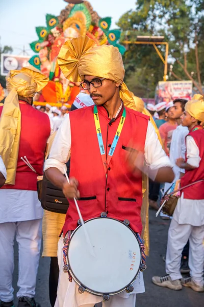 Amravati, Maharashtra, India - 27 Σεπτεμβρίου 2018: Άγνωστοι πιστοί που μεταφέρουν τον Ινδουιστικό Θεό Ganesha για βύθιση κοντά σε υδάτινα σώματα κατά τη διάρκεια του φεστιβάλ Ganesha. Ετήσιο φεστιβάλ. — Φωτογραφία Αρχείου