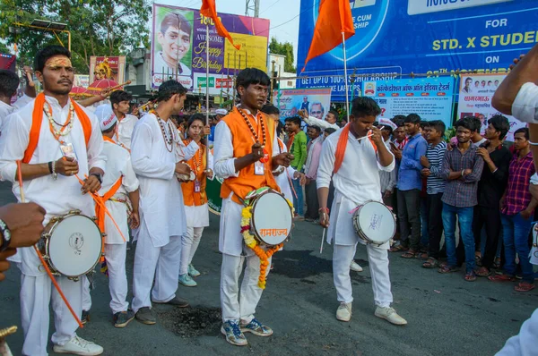 Amravati, Maharashtra, Indien - 27 september 2018: Oidentifierade trogna människor som bär på hinduiska guden Ganesha för nedsänkning nära vattenförekomster under Ganesha-festivalen. Årlig festival. — Stockfoto