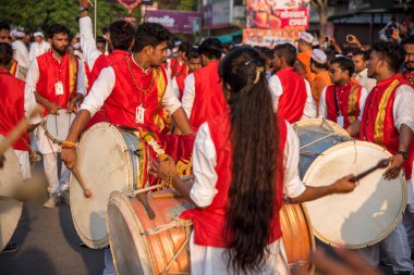 Amravati, Maharashtra, Hindistan - 27 Eylül 2018: Ganesha festivali sırasında Hindu Tanrısı Ganesha 'yı suya daldırmak için taşıyan tanımlanamayan inançlı insanlar. Yıllık festival.