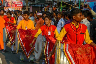 Amravati, Maharashtra, Hindistan - 27 Eylül 2018: Ganesha festivali sırasında Hindu Tanrısı Ganesha 'yı suya daldırmak için taşıyan tanımlanamayan inançlı insanlar. Yıllık festival.