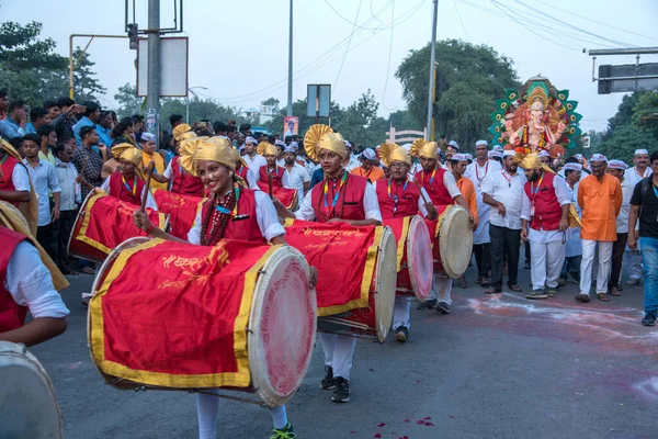 Amravati, Maháráštra, Indie - 27. září 2018: Neidentifikovaní věrní lidé nesoucí hinduistického boha Ganéšu k ponoření u vodních útvarů během festivalu v Ganeše. Výroční festival. — Stock fotografie