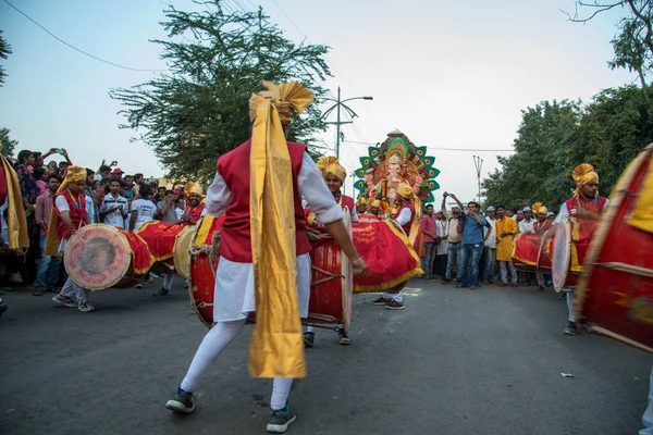 AMRAVATI, MAHARASHTRA, INDE - 27 SEPTEMBRE 2018 : Des fidèles non identifiés portant le Dieu hindou Ganesha pour une immersion près des plans d'eau pendant la fête de Ganesha. Festival annuel . — Photo