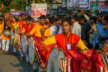 Amravati, Maharashtra, Hindistan - 27 Eylül 2018: Ganesha festivali sırasında Hindu Tanrısı Ganesha 'yı suya daldırmak için taşıyan tanımlanamayan inançlı insanlar. Yıllık festival.
