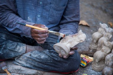 Amravati, Maharashtra - 24 Ağustos 2018: Sanatçı, Bail (Bull) Pola Festivali için bir sanatçı atölyesinde Bull heykelinin son rötuşlarını yaptı.
