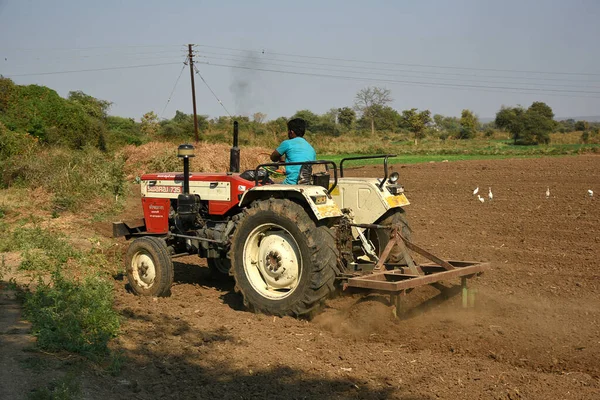 AMRAVATI, MAHARASHTRA, INDIA - 03 FEB 2017: Agricultor no identificado en tractor preparando tierra para siembra con sembradora . —  Fotos de Stock