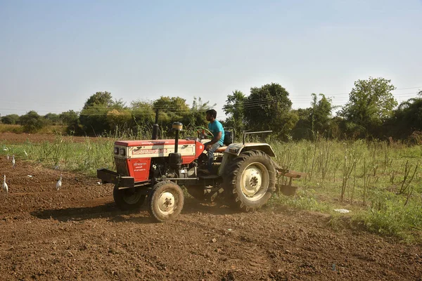 AMRAVATI, MAHARASHTRA, INDIA - 03 FEB 2017: Agricultor no identificado en tractor preparando tierra para siembra con sembradora . —  Fotos de Stock
