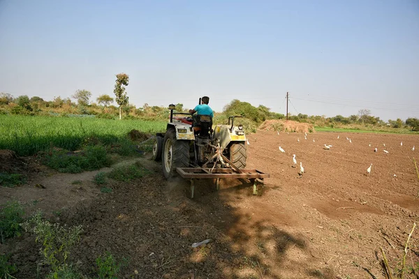 AMRAVATI, MAHARASHTRA, INDIA - 03 FEB 2017: Agricultor no identificado en tractor preparando tierra para siembra con sembradora . —  Fotos de Stock