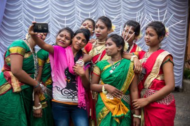 Amravati, Maharashtra, Hindistan - 9 Ağustos: Gondi kabileleri kabile gününü Amravati, Maharashtra, Hindistan 'da halk dansı yaparak kutluyorlar.