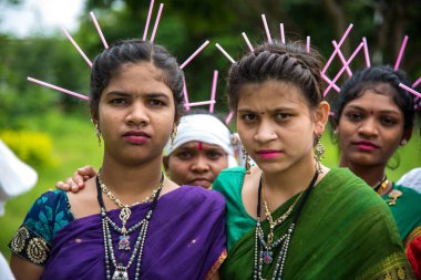 Amravati, Maharashtra, Hindistan - 9 Ağustos: Gondi kabileleri kabile gününü Amravati, Maharashtra, Hindistan 'da halk dansı yaparak kutluyorlar.