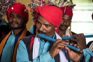 Amravati, Maharashtra, Hindistan - 9 Ağustos - Madhya Pradesh ve Maharashtra 'da bulunan Korku kabilesi geleneksel müzik üzerine dans ederek dünya kabilesi gününü kutluyor,