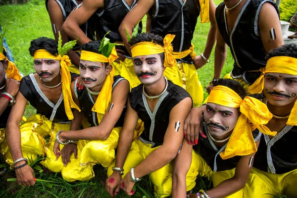 Amravati, Maharashtra, India - 9 augustus: Groep Gondi stammen viert wereldtribale dag door volksdans uit te voeren in Amravati, Maharashtra, India — Stockfoto