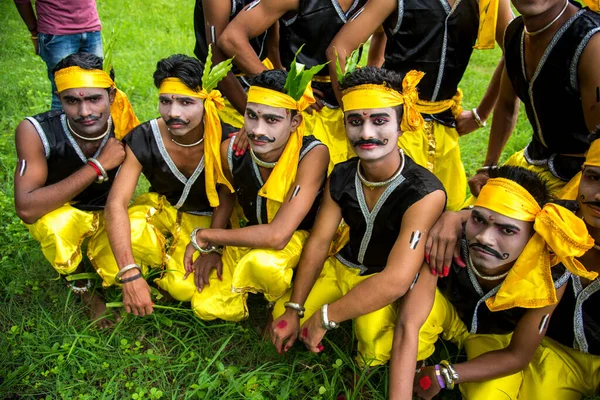 Amravati, Maharashtra, India - augusztus 9.: Gondi törzsek csoportja, akik néptánccal ünneplik a világnapot Amravatiban (Maharashtra, India) — Stock Fotó