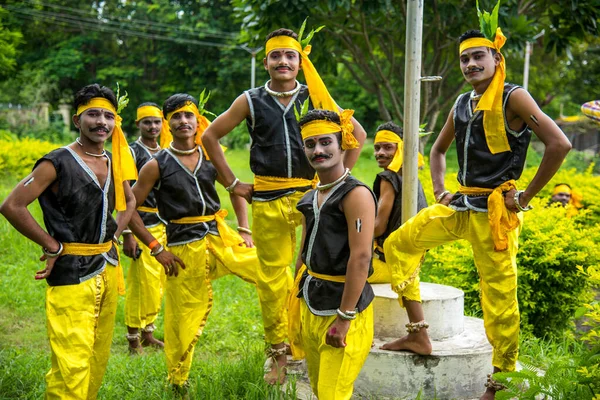 AMRAVATI, MAHARASHTRA, INDIA - AUGUST 9 : Group of Gondi tribes celebrating world tribal day by performing folk Dance in Amravati, Maharashtra, India — Stock Photo, Image