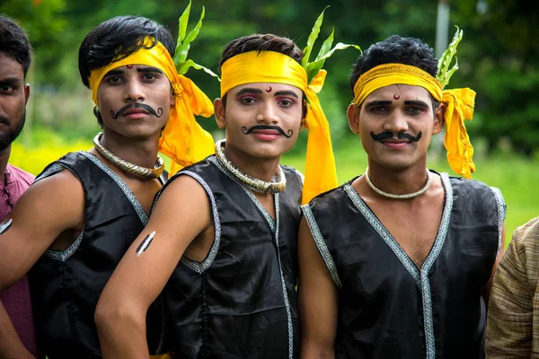 AMRAVATI, MAHARASHTRA, INDIA - 9 DE AGOSTO: Grupo de tribus Gondi celebrando el Día Mundial de la Tribu realizando danza folclórica en Amravati, Maharashtra, India — Foto de Stock
