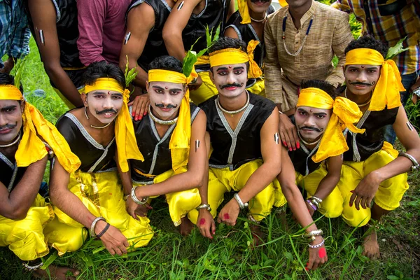 Amravati, Maharashtra, Hindistan - 9 Ağustos: Gondi kabileleri kabile gününü Amravati, Maharashtra, Hindistan 'da halk dansı yaparak kutluyorlar. — Stok fotoğraf